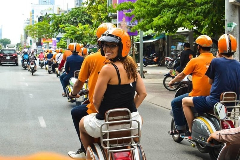 What does a typical Vespa Tour itinerary include